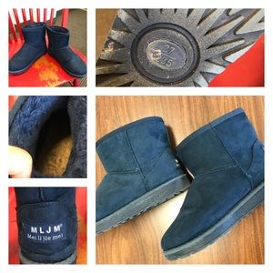 Navy blue snow ankle boots.
